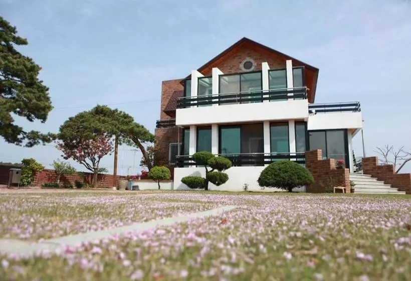 پانسیون Pine Garden Guesthouse