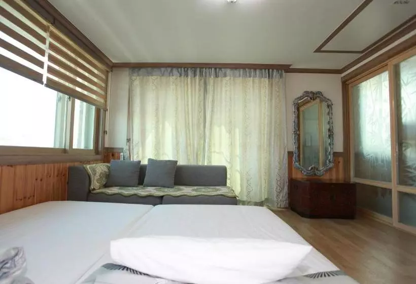 پانسیون Pine Garden Guesthouse