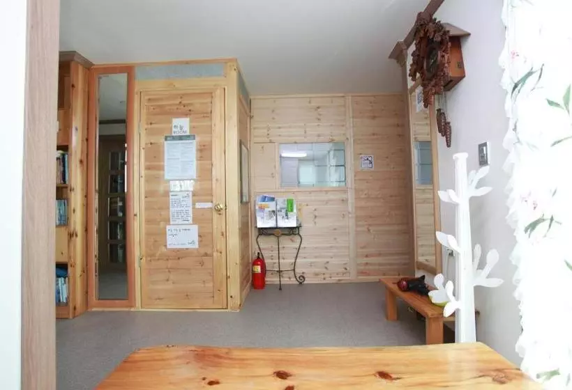 پانسیون Pine Garden Guesthouse