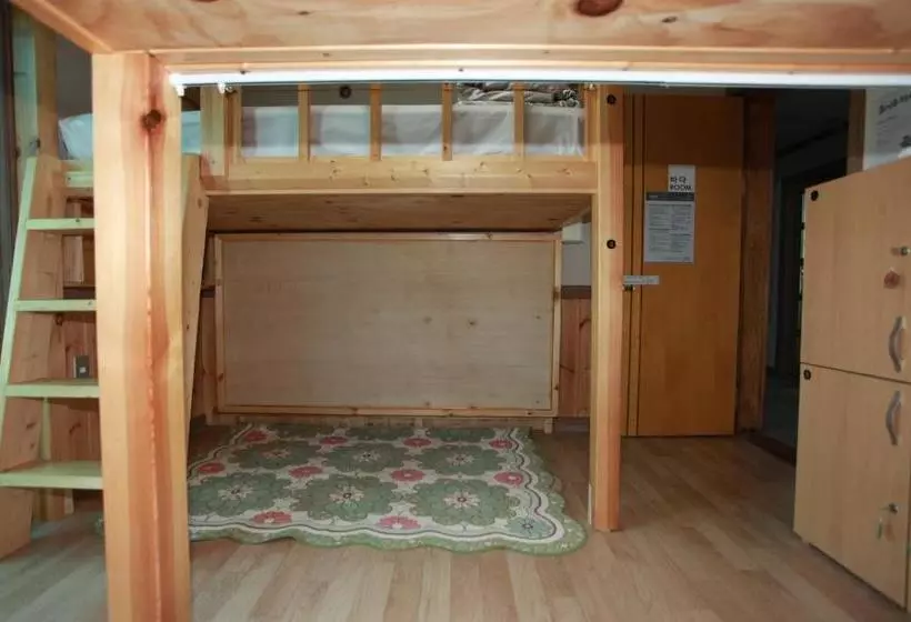 پانسیون Pine Garden Guesthouse