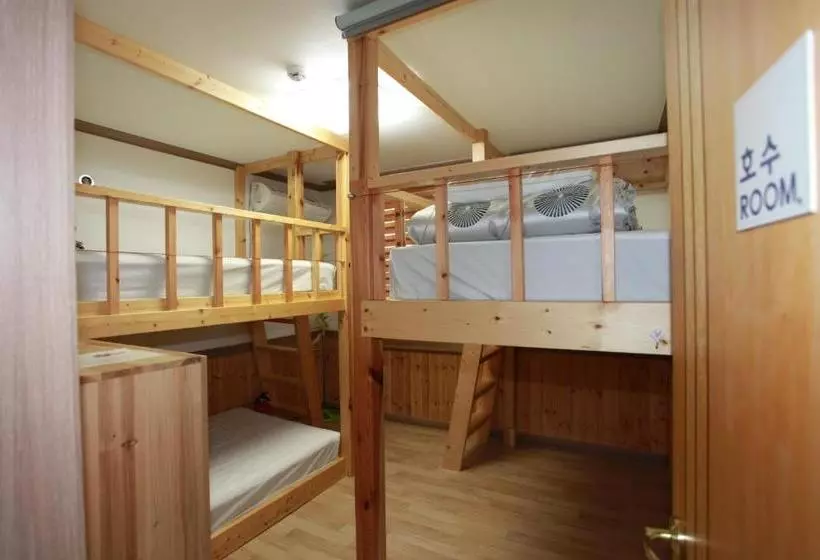 پانسیون Pine Garden Guesthouse