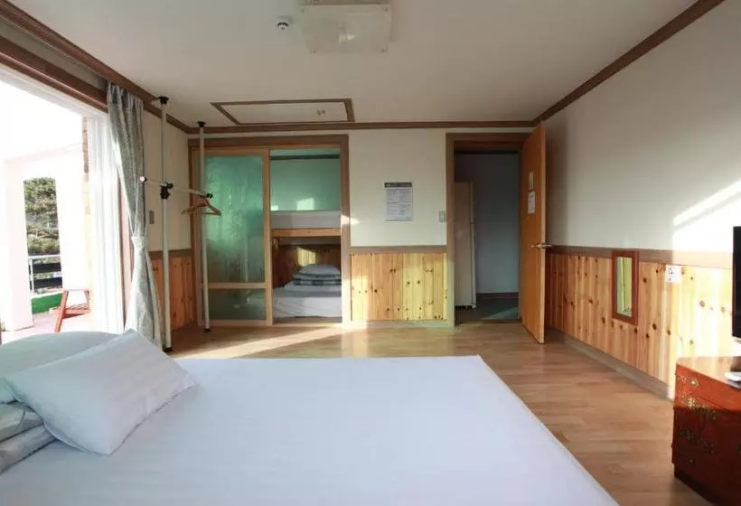پانسیون Pine Garden Guesthouse