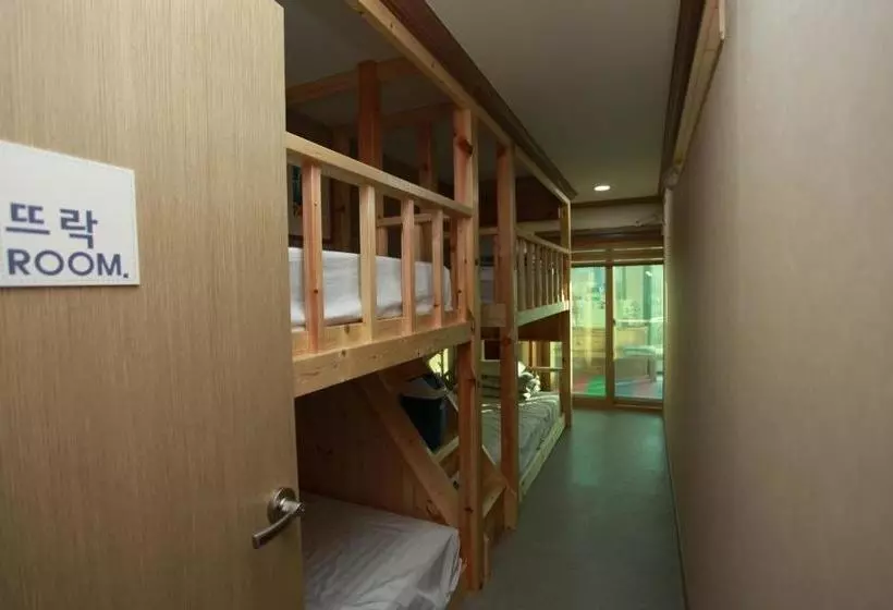 پانسیون Pine Garden Guesthouse