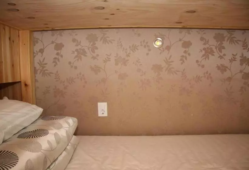 پانسیون Pine Garden Guesthouse