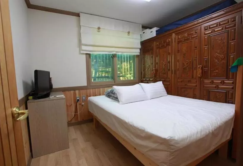 پانسیون Pine Garden Guesthouse