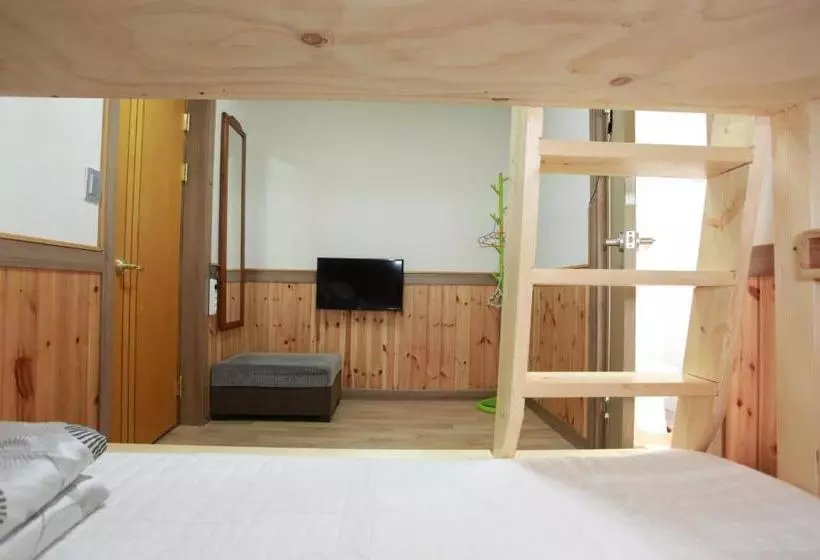 پانسیون Pine Garden Guesthouse