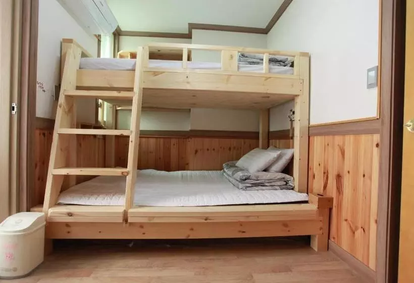 پانسیون Pine Garden Guesthouse