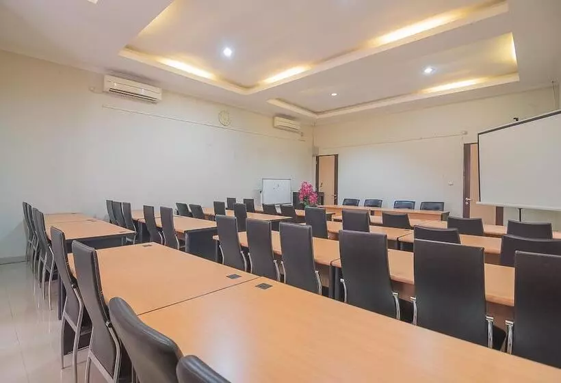 Majatalo Reddoorz Plus Syariah At Banjarbaru 2