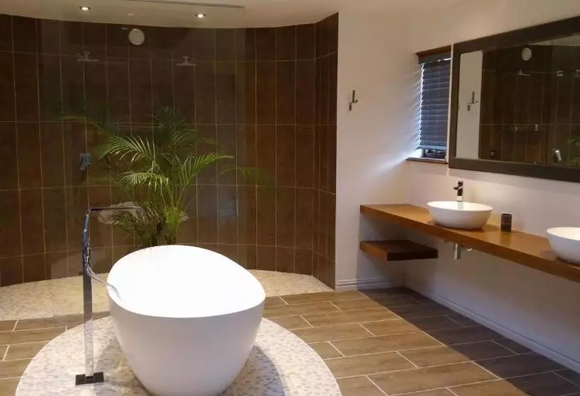 Hotelli Topiary Wine Estate & Cottages