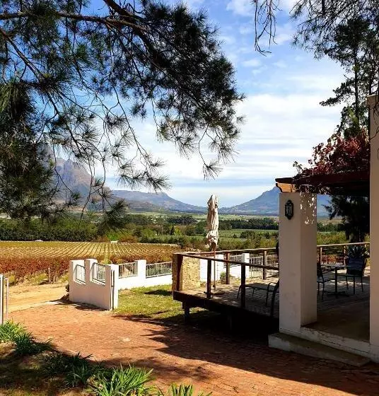 Hotelli Topiary Wine Estate & Cottages