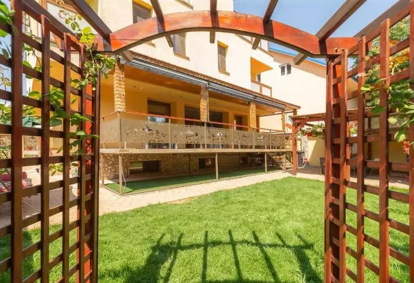 پانسیون Rosiem House