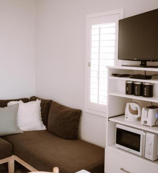 پانسیون Pebbles Beach Cottage