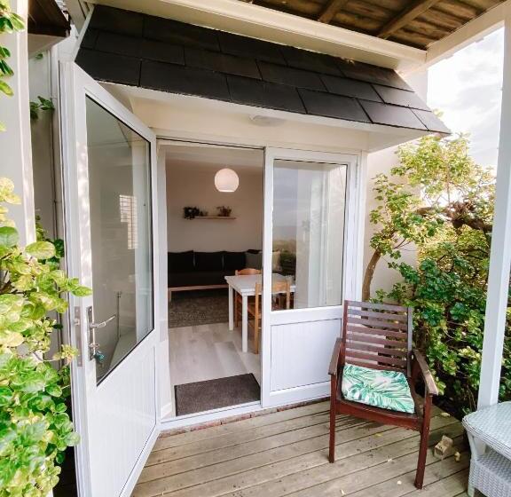 پانسیون Pebbles Beach Cottage