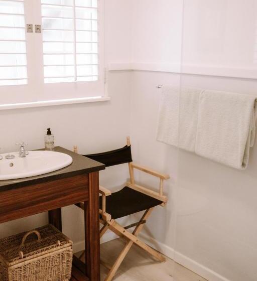 پانسیون Pebbles Beach Cottage