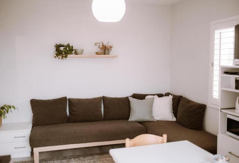 پانسیون Pebbles Beach Cottage