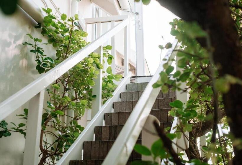 پانسیون Pebbles Beach Cottage