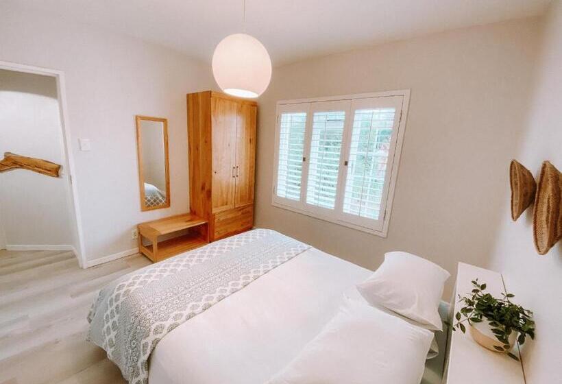 پانسیون Pebbles Beach Cottage