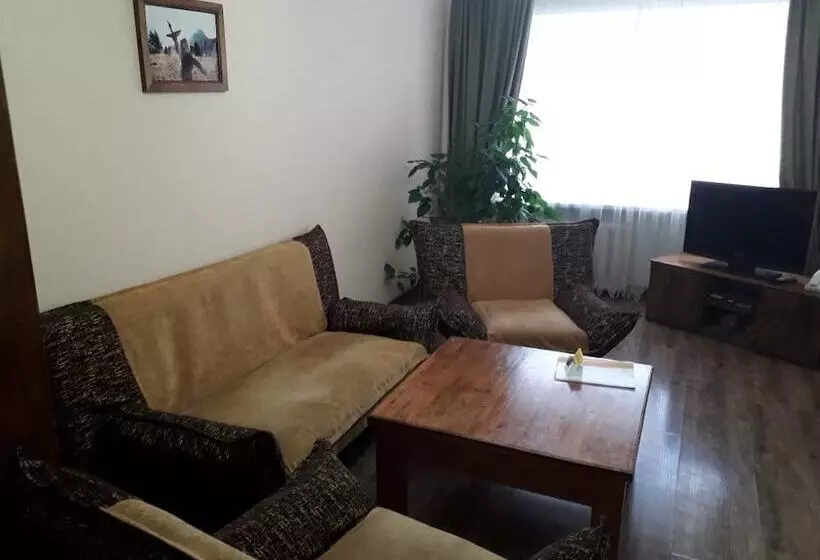 هتل Gostinyi Dvor Galirad