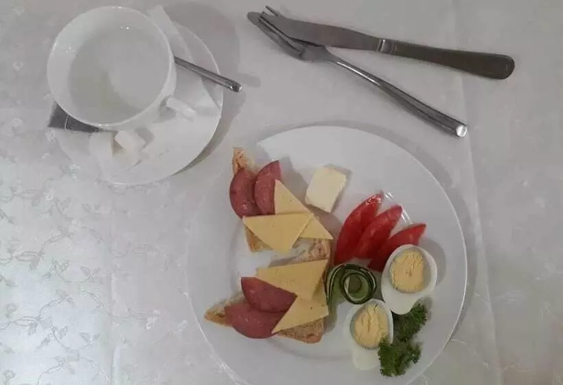 هتل Gostinyi Dvor Galirad