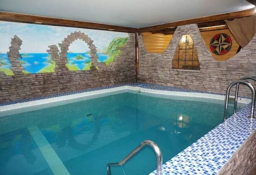 هتل Gostinyi Dvor Galirad