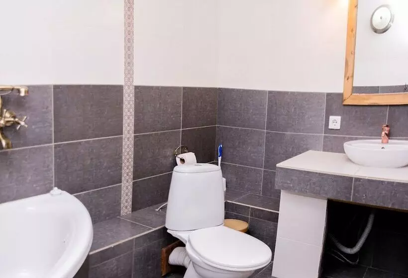 هتل Gostinyi Dvor Galirad