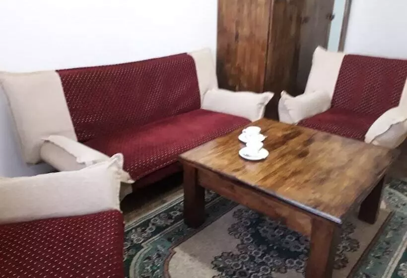 هتل Gostinyi Dvor Galirad