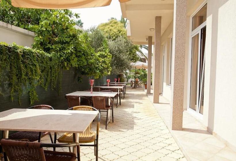 Pensiune Garni Hotel Bella