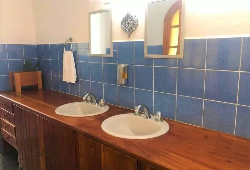 Majatalo Mi Caleta Inn