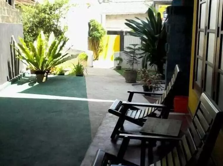 پانسیون Malika's Yellow House