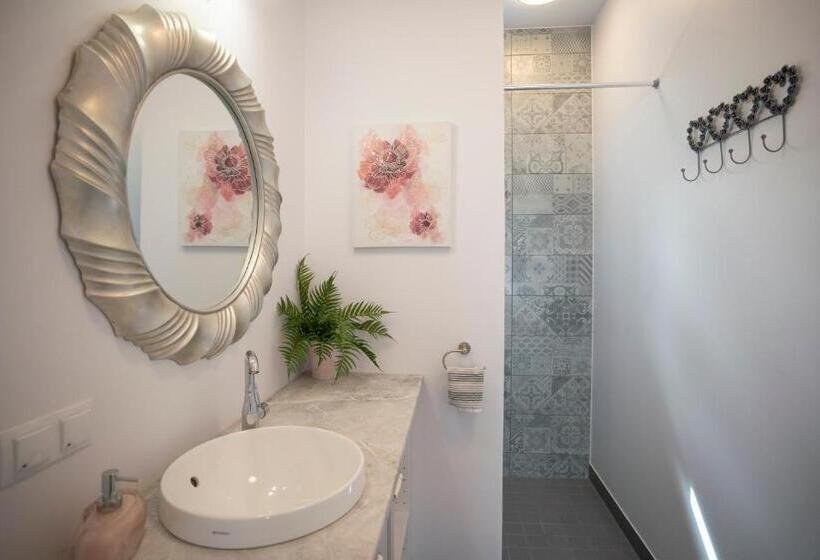 پانسیون Villa & Restoran Soffa