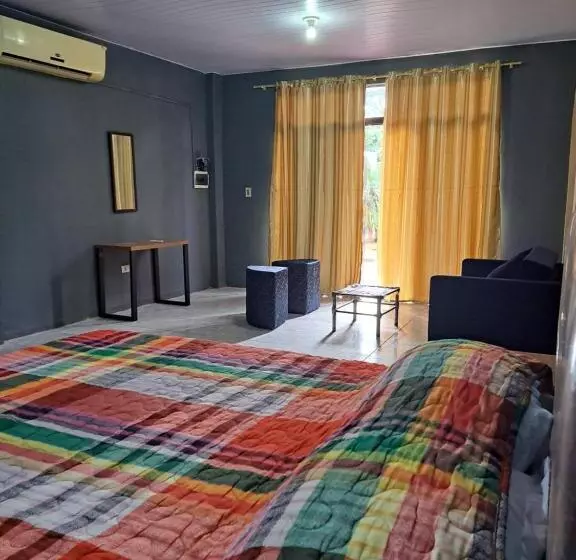 پانسیون Hummingbird Hostel