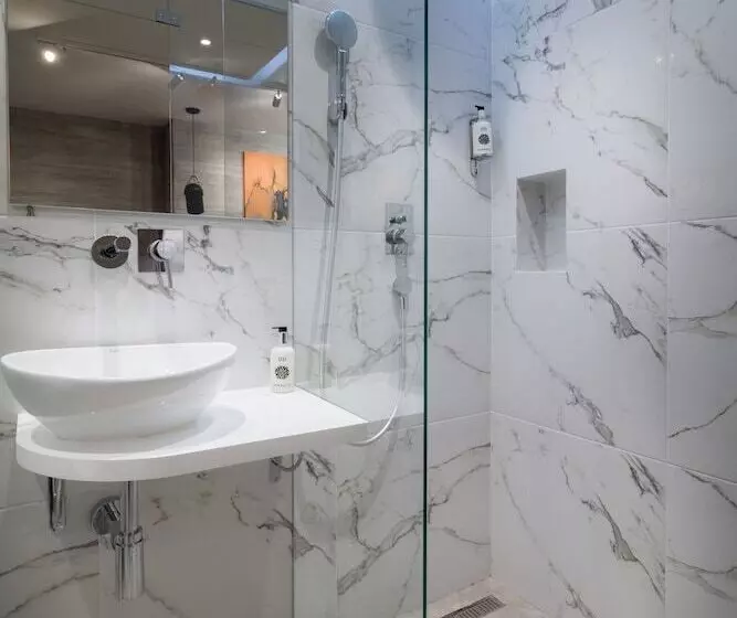 هتل Level Luxury Suites