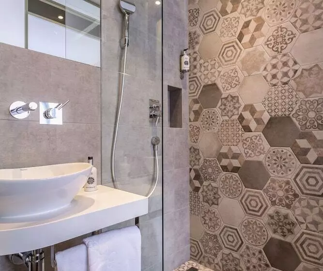 هتل Level Luxury Suites