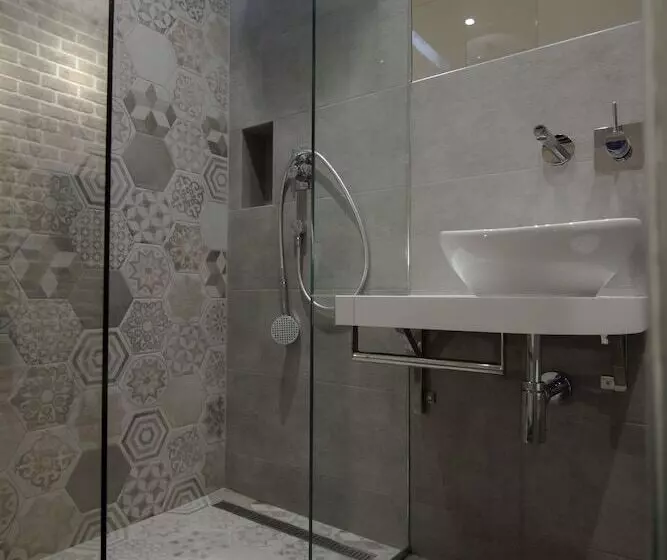 هتل Level Luxury Suites