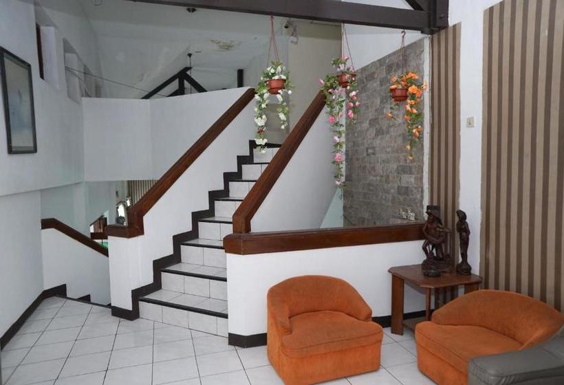 בית מלון כפרי Reddoorz @ Cipaku