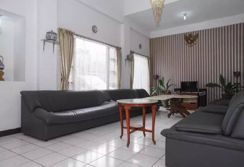 Hotel Reddoorz @ Cipaku