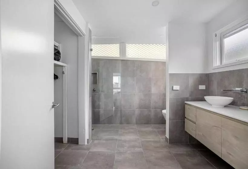 At Agnes Ave: Coastal Views