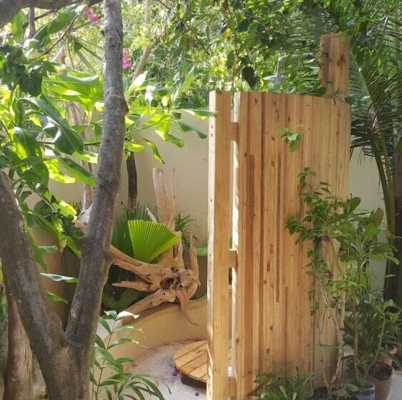 تختخواب و صبحانه Coral Cove Maldives