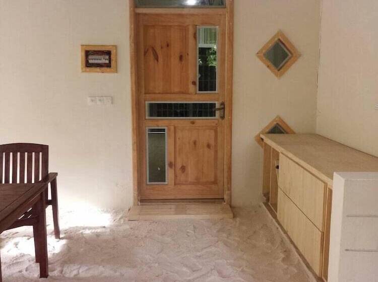 تختخواب و صبحانه Coral Cove Maldives