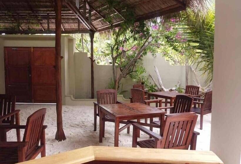 تختخواب و صبحانه Coral Cove Maldives