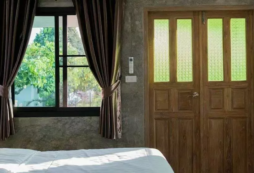 Hotelli Baansuan Tisa Resort