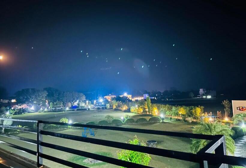 בית מלון כפרי Corbett Sunrise Resort