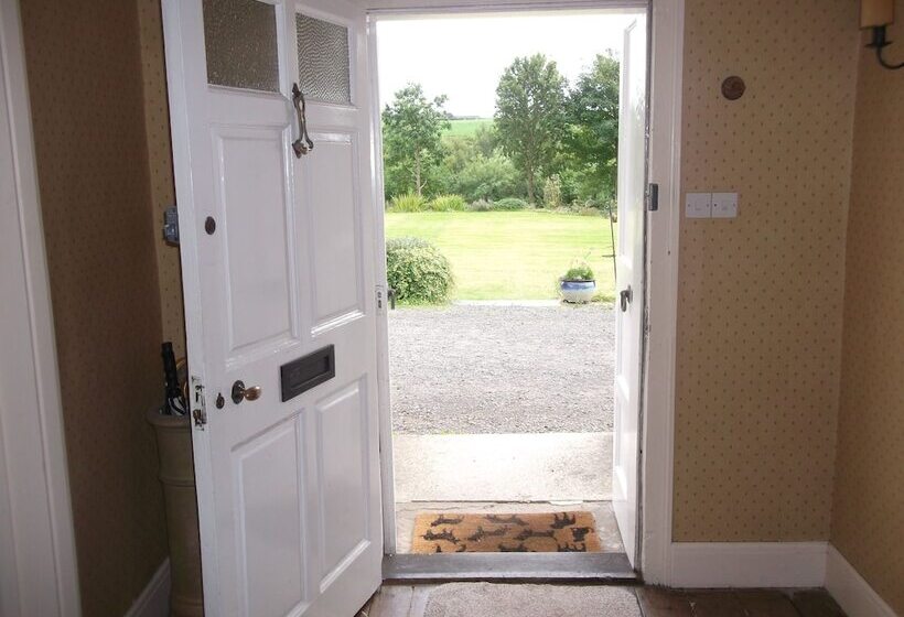 Bed and Breakfast Lowerfield House