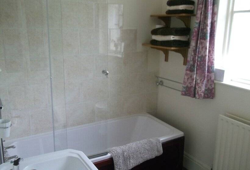 Bed and Breakfast Lowerfield House