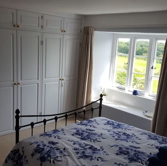 Bed and Breakfast Lowerfield House