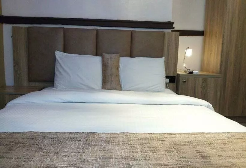 هتل Euro Lounge And Suites