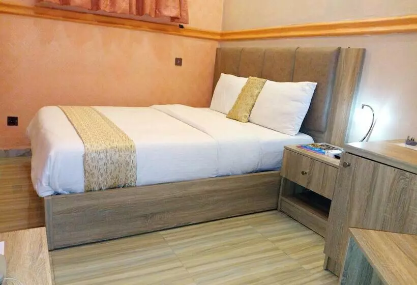 هتل Euro Lounge And Suites