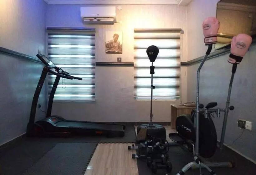 هتل Euro Lounge And Suites