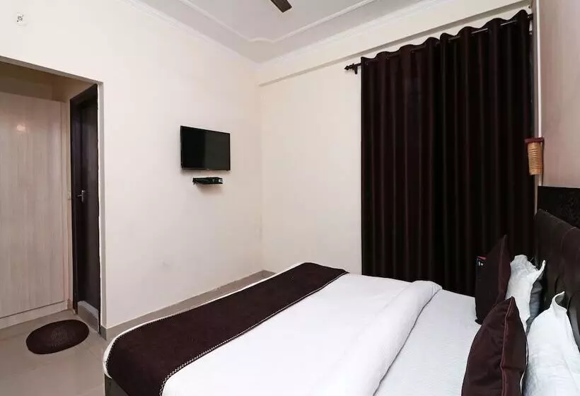 ホテル Uk Retreat By Oyo Rooms