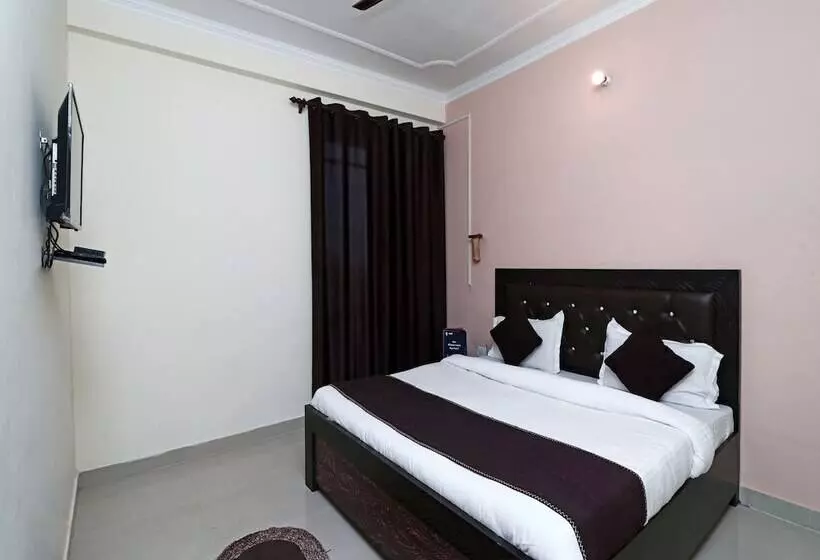 ホテル Uk Retreat By Oyo Rooms